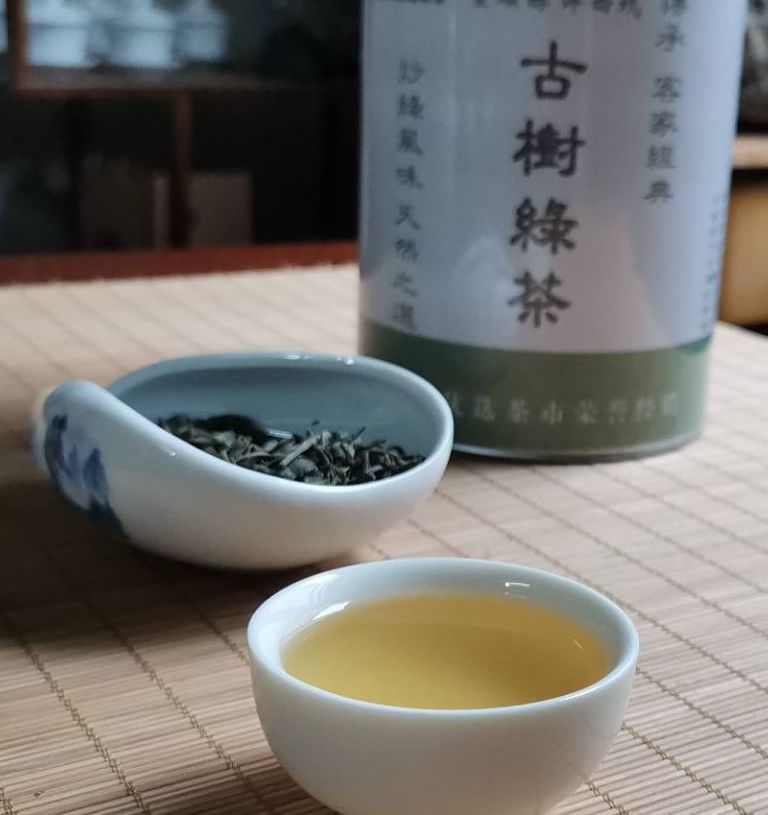 一杯洋西坑百年古树绿茶，送君春风十里，春意盎然